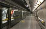 Moderner Röhrenbahnhof -

Station Southwark an der Jubilee-Line in London. Zum Züge fotografieren sind derartige, mit Bahnsteigtüren versehen Bahnhöfe nicht geeignet. Dieser Streckenabschnitt der Jubilee-Line wurde im September 1999 eröffnet.

26.06.2015 (M)

