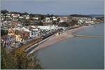 Dawlish aus der Vogelperspektive mit einem Great Western Railway HST 125 Class 43 bei seiner Fahrt Richtung Teignmouth.