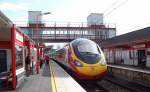 Elektro-Pendolino-Triebzug Class 390 von Manchester Piccadilly nach London fhrt am 19.04.2005 durch den Bahnhof Macclesfield.