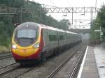 Ein Elektro-Pendolino von Virgin Train passiert am 20.8.06 Heaton Chapel.