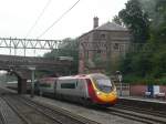 Elektrischer Virgin Train bei Heaton Chapel, August 2006.