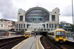 Sicht auf den Bahnhof Charing Cross - mit 34 Millionen Passagieren einer der meistbenutzten Bahnhfe Londons. 35 Nachverkehrszge pro Stunde bringen die Londoner in die Umgebung oder von dort her - hier  kommt man entweder in die City (der Bahnhof liegt in Westminster) oder man steigt in die Tube um.