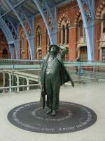 Sir John Betjeman (1906-1984) setzte sich für den Erhalt der viktorianischen Fassade von London St. Pancras ein. Hier scheint sein Abbild die großartige Bahnsteighalle zu bewundern. London St. Pancras International, 2009-09-20.