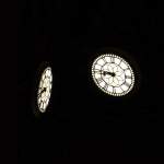 Abends Drei-Viertel-Neun in Camden. Die beleuchtete Turmuhr ist alles, was vom Bahnhof St. Pancras zu sehen ist. 2009-09-20.