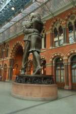 Kunst im Bahnhof - ein sich verabschiedendes Paar als Bronze-Statue im Bahnof London St.