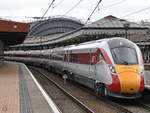 Der Triebzug 800 104 der London North Eastern Railway ist am Bahnhof in York abgestellt. (Mai 2019)