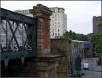 Auf der  falschen  Seite der Themse ist London schon nicht mehr so schick: sdstlicher Kopf der Hungerford Bridge, 14.7.2013