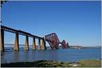 Die 2534 Meter lange Forth Bridge welche zwischen Dalmeney und North Queensferry über den Forth of Five führt und damit den Zügen Richtung Aberdeen und den Higlands den Umweg über