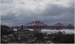 Die Forth Bridge von Queensferry Nord aus gesehen. Ganz links ist ein ScotRail Class 170 zu erkennen.
(23.04.2018)