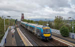 ScotRail 170 407 mit Werbung für die British Transport Police durchfährt am 26. April 2019 auf dem Weg von Edinburgh nach Inverness den Bahnhof North Queensferry. Im Hintergrund die soeben überquerte Forth Bridge.