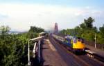 Eine BR Class 26 hat gerade die Brücke über den Firth of Forth mit einem Regionalzug nach Edinburgh befahren, 09.08.1983.