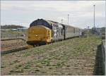 Die von Northern genutzte Diesellok 37 403 erreicht mit ihrem Zug von Barrow-in-Furness (14:37) nach Carlisle (17:28) den Bahnhof Workington.