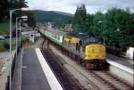 37156 erreicht am 30. August 1993 mit einem Regionalzug aus Kyle of Lochalsh den Bahnhof Garve. Bis 1994 gab es im Sommer noch lokbespannte Zuege auf der Strecke von Inverness nach Kyle of Lochalsh.