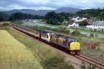 Am 2. September 1993 zieht 37240 den stehengebliebenen Inverness-London Kings Cross Intercity durch Ballinluig, bei Perth. Der Zug hatte drei Stunden Verspaetung.