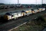 Ein Lokzug, der aus 37358, 37095, 37379, 37083 und 47095 besteht, verlaesst Tyne Yard, Nordost England, am 1. November 1992.