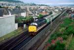 Am 1. September 1993 hat 37402 mit einem Kyle of Lochalsh-Inverness Regionalzug fast ihr Ziel erreicht.