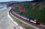 Suedlich von Exeter verlaeuft die Hauptbahnlinie London-Penzance entlang der Kueste. Am 8. August 1995 faehrt 43002 in Richtung Exeter und London.