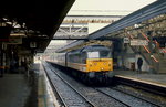 Eine Class 47 fährt im April 1992 mit einem Intercity in den Bahnhof Exeter St.