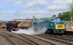 Die Severn Valley Railways besitzen mehrere Dampf- und Dieselloks. Der Reisezug mit der grossen Diesellok steht für die Abfahrt nach Kidderminster bereit. Das Foto wurde von einem Weg ausserhalb des Gleisbereichs aus aufgenommen. Bridgnorth, 13.5.2022