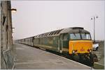 Die  First Great Western  Class 57 (57603) ist mit ihrem Nachtschnellzug aus London Paddington in nebligen Penzance eingetroffen. 
Analoges Fotos/April 2004.