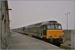 An einem nebligen Morgen steht die First Great Western CC 57603 mit ihrem Nachtschnellzug aus London in Penzance.
