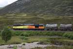 COLAS RAIL FREIGHT Class 60 002 ist am 12.07.2017 zwischen Dalwhinnie und Blair Atholl in Richtung Süden unterwegs und konnte hier entlang der A9 fotografiert werden.