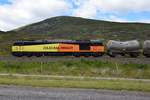 COLAS RAIL FREIGHT Class 60 002 ist am 12.07.2017 zwischen Dalwhinnie und Blair Atholl in Richtung Süden unterwegs und konnte hier entlang der A9 fotografiert werden.