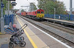 Donnerstag den 12.10.2023 um 14:56 Uhr in Reading (GB). Die Bahnhaltestelle  Reading West“ ist eine Haltestelle mit zwei Gleisen. Für Eisenbahnfreunde bietet sie den Vorteil dass wegen der Geschwindigkeitsbegrenzung (30 – 50 mph / 48 – 80 km/h, wegen Verzweigung) sich gute Aufnahmen machen lassen. Diese Vorteile nutzte ich zusammen mit meiner Enkelin aus. Sie winkte jeweils den Lokführern zu. Die Lokführer waren alle ausnahmslos so freundlich und winkten ihr zurück. Dies brachte sie zum Lachen und sie hatte unheimlich grosse Freude daran. Von Tilehurst East kommend fährt hier in Reading West gerade ein Güterzug der DB Cargo Rail UK durch. Die Lok ist eine Class 66. Kurznummer: 66 034. Ganze Loknummer: 92 70 0066 034-4. Koordinaten GMS (Grad, Minuten, Sekunden): N 51° 27’ 18.1’’ O 0° 59’ 25.9’’