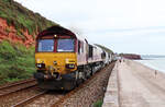 Ziemlich selten auf dieser Strecke: ein Güterzug fährt zwischen Dawlish Warren und Dawlish südwärts dem Meer entlang.