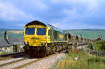 Frightliner 66595 durcheilt den Bahnhof Garsdale, 03.09.201.