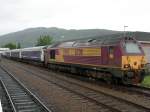 Caledonian Sleeper (Nachtzugverbindung der FirstScotRail zwischen Schottland und London Euston) bei der Ruhepause in Fort William.
Vor dem Zug lief 67011.