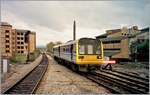 Der Wales&West (Muttergesellschaft: National Express) Dieseltriebzug 142 089 erreicht die dem Stadtzentrum nahe Station Cardiff Queens Street / Caerdydd Heol y Frenhines. Der Dieseltreibzug zeigt sich noch in den Frben der  Regional Railways , einer Gesellschaft der British Rail welche noch zwei Jahre über die Privatisieruung hinaus Bestand hatte (1982 - 1996). 

Ein Analogbild vom 7. November 2000