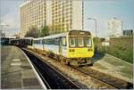 Der Class 142  Pacer  mit der Nummer 142086 verlässt den Bahnhof Cardiff Queen Street  / Caerdydd Heol y Frenhines.