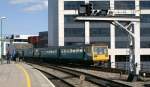 Bei diesem Bild ist weniger der am 20.April 2010 in Cardiff Central einfahrende 142 074 mit einem weiteren 142 interessant, als die oft auf GB Bahnhfen zu sehende Schar von Eisenbahnfotografen!
