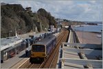 Der zweiteilige Triebwagenzug 143 603 verlässt Dawlish nach einem kurzen Halt Richtung Exeter. In der Ferne ist der herannahende Cross Country HST 125 zu erkennen. 
19. April 2016