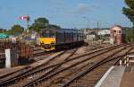 150 120, ein Vertreter der Class 150 ohne Stirntüren erreicht mit einem St.Ives-Pendel den Bahnhof von St.Erth. 
Die knapp 7 Kilometer lange St.Ives Bay Line wird in der Saison halbstündlich befahren und bietet in St.Erth mal mehr mal weniger gute Anschlüsse an die Great Western Main Line. 
Einen grossen Teil der Fahrgäste machen allerdings die  Umsteiger  vom P&R-Parkplatz in Lelant Saltings aus, der einen eigenen Haltepunkt an der Linie besitzt. 
Die Strecke wird als besonders aussichtsreich beworben und hätte durch die Führung unmittelbar entlang der Meeresküste und dem Hayle Estuary auch durchaus das Zeug dazu, allerdings wird die Aussicht aufs Wasser weitgehend durch die Vegetation behindert. 
31. August 2013