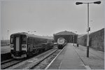 Auch in Cornwall herrscht nicht immer eitel Sonnenschein, wäre es sonst dort so üppig Grün? Der First Great Western Class 153 Super Sprinter DMU 153 370 verlässt Penzance Richtung