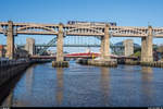 Northern Class 156 am 27. April 2019 auf der High Level Bridge zwischen Gateshead und Newcastle. Dahinter die Swing Bridge, Tyne Bridge und die Gateshead Millennium Bridge.