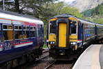 Begegnung in Glenfinnan auf der West Highline Line. 156496 von Mallaig kommend am 15.05.2016 16.55 Uhr stoppt in Glenfinnan und fährt weiter über Fort William nach Glasgow Queens Street Station. 