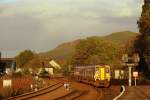 Wenige Minuten vor Sonnenuntergang verlsst 156 458 um 17:37 den Bahnhof Fort William in Richtung Glasgow Queen Street. Noch liegen fast vier Stunden Fahrt durch die West Highlands vor dem Regionaltriebzglein.