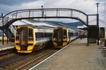 158 701 und 158 718 treffen sich im April 1992 im Bahnhof Aviemore (Strecke Perth - Inverness)