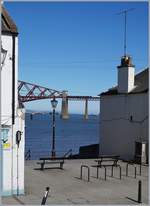 So gross die Forth Bridge ist, so viele Ansichten bietet sie, auch wenn sie dabei nur als Stückwerk zu sehen ist.
Ein 170 Dieseltriebzug fährt gerade über die Brücke als ich Dalmeny zwischen den Häusern einen Blick auf die Brücke erhaschte.
3. Mai 2017