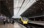 Viel Halle, weniger Zug -    Bahnhof London Paddington mit einem Class 180-Triebzug.