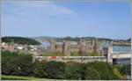 Der Virgin Train Pendolino 09.10 ab Euston nach Holyhead wird von einer fnf- und einer siebenteiligen Einheit gefhrt. Beim Schloss Conwy. (03.09.2012)