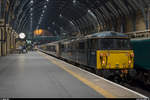 Die historische 87002 der AC Locomotive Group ist die letzte betriebsfähige Lok der Class 87. Sie wird jeweils dazu verwendet, die Wagen des Caledonian Sleeper zwischen der Abstellung und dem Bahnhof Euston zu überführen. Sie dient ausserdem auch als Reservelokomotive für die Strecke bis Glasgow/Edinburgh. <br>
Da am Osterwochenende der Bahnhof Euston wegen Bauarbeiten geschlossen war, fuhren alle Züge des Caledonian Sleeper ab King's Cross. So brachte 87002 am 22. April 2019 die Wagen nach Fort William / Aberdeen in die mächtige Bahnhofshalle.