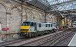 Freightliner 90 047 steht am 21. August 2017 in Edinburgh Waverley abgestellt, wahrscheinlich um am Abend den Caledonian Sleeper aus den Highlands nach London Euston zu übernehmen.