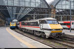 LNER 91119 in der historischen InterCity Swallow Lackierung am 28. April 2019 in London King's Cross. Die Lok erhielt diesen Anstrich zum 30-jährigen Jubiläum der InterCity225-Züge im November 2018. Durch die neuen Class 800 sollen auch diese Züge bei der LNER in den nächsten Jahren ersetzt werden. <br>
Mit dieser sehr willkommenen Überraschung endet meine diesjährige Bilderserie aus England und Schottland. Es wird nicht die letzte gewesen sein...