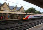 Alt und neu passt nicht schlecht zusammen: der bunte Pendolino Endwagen 390 009 vor dem alten Bahnhofsgemäuer der Station Lancaster. 29.September 2017. 