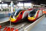 Zwei Elektro-Pendolinos (Class 390) von Virgin-Trains  am 06.08.2013 um 12:48 in London-Euston.