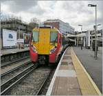 Die Bahnfotografie ist ein schönes Hobby, ob dem hier gezeigten  Motiv  gleiches attestiert werden kann sie jedoch dahin gestellt...
Ein Class 458 Triebzug, der South West Trains 458 022 beim Halt in Richmond.
14. April 2008